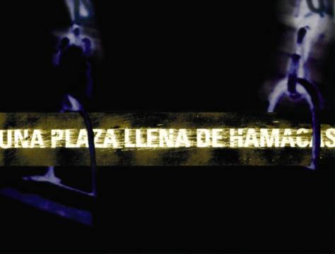 Una plaza llena de hamacas